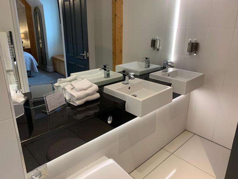 One-Bedroom Suite image 3