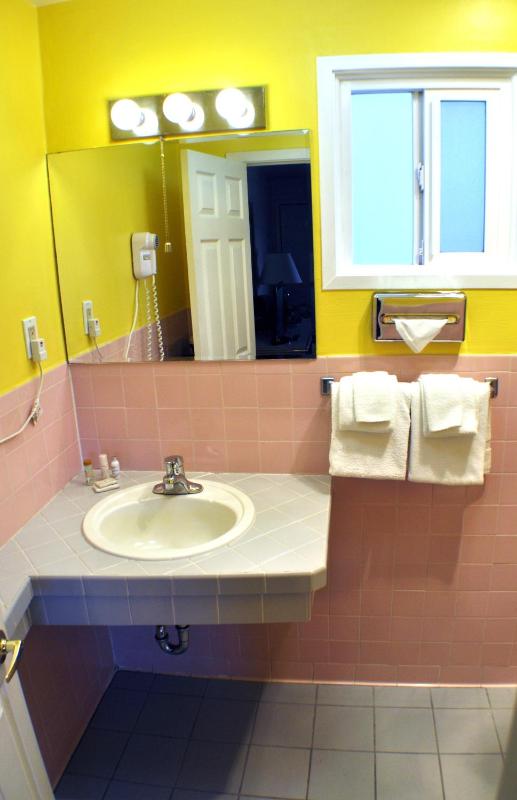 Queen Room image 2