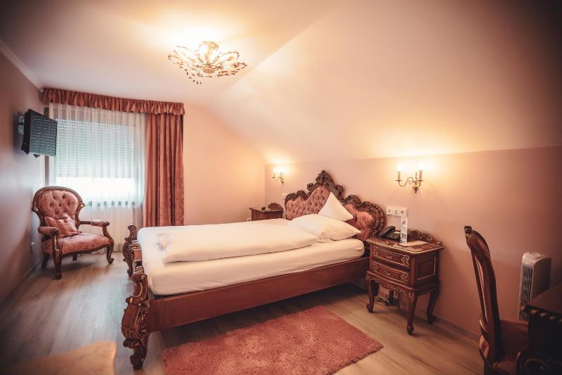 Standard Double Room image 4