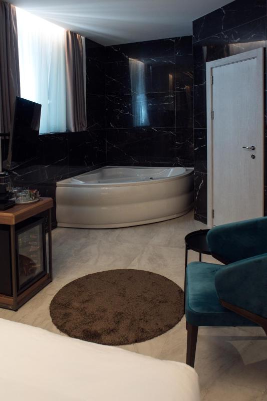 Deluxe Double Room with Jacuzzi  image 3