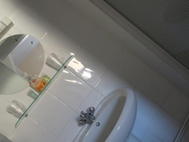 Twin Room with Shower image 4