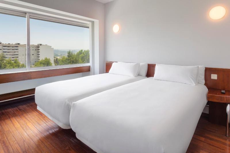 Twin Room image 1