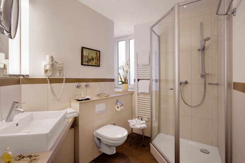 Alpenchic Deluxe Double Rooom image 2