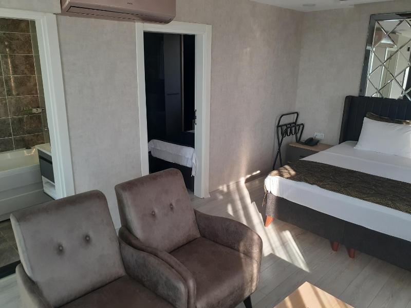 Luxury Triple Room image 3