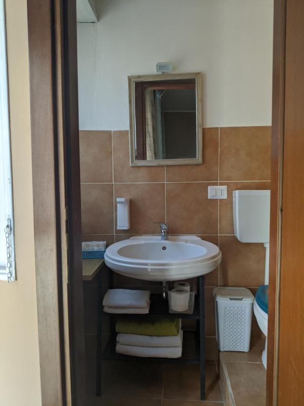 Twin Room with Private Bathroom image 4