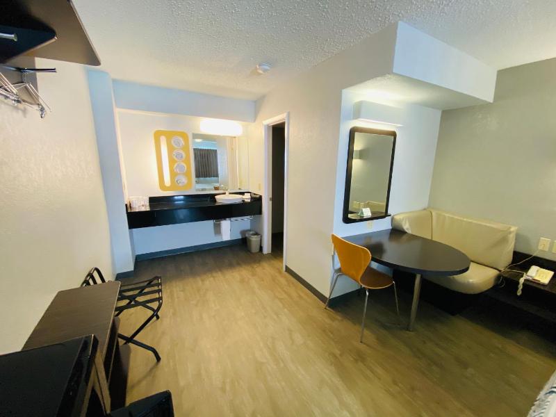 King Room - Non-Smoking image 3