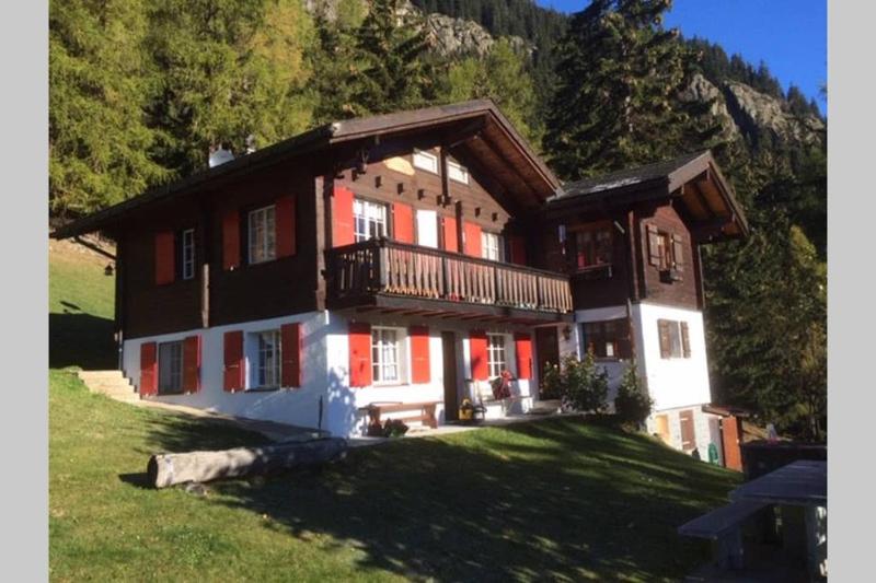 Idyllisches Chalet inmitten der Walliser Bergwelt Images