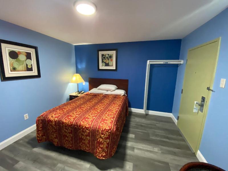 Queen Room - Non-Smoking image 4