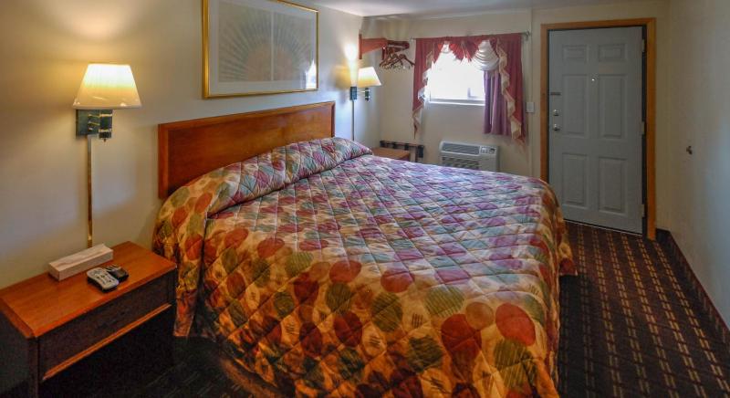 Standard King Room image 2