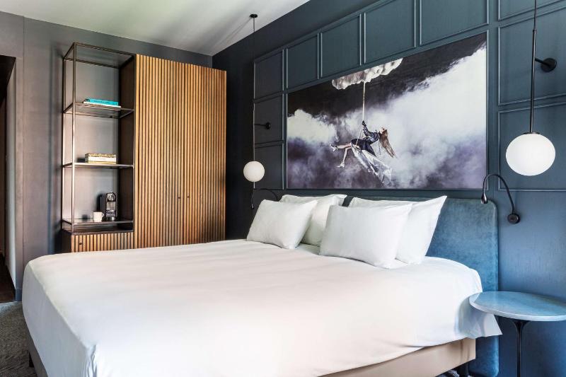 Premium Room with Balcony and Square View image 2