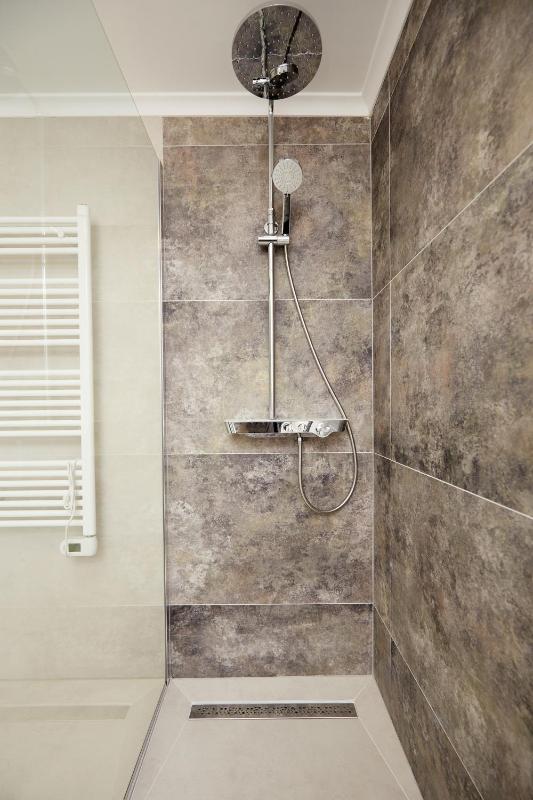 Three-Bedroom Holiday Home with Garden image 2