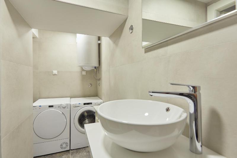 Three-Bedroom Holiday Home with Garden image 4