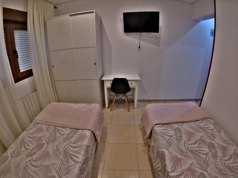 Twin Room image 3