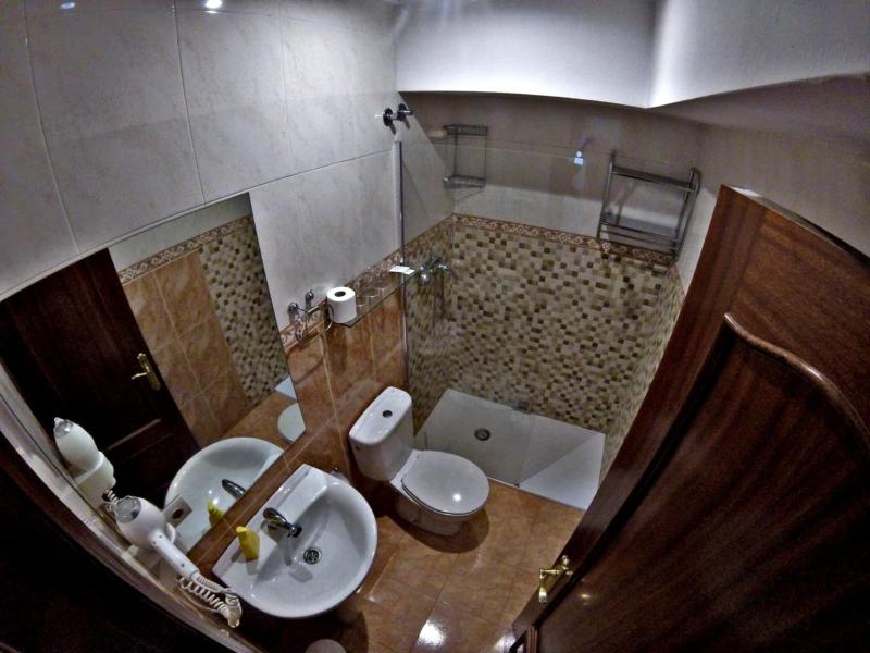 Twin Room image 2
