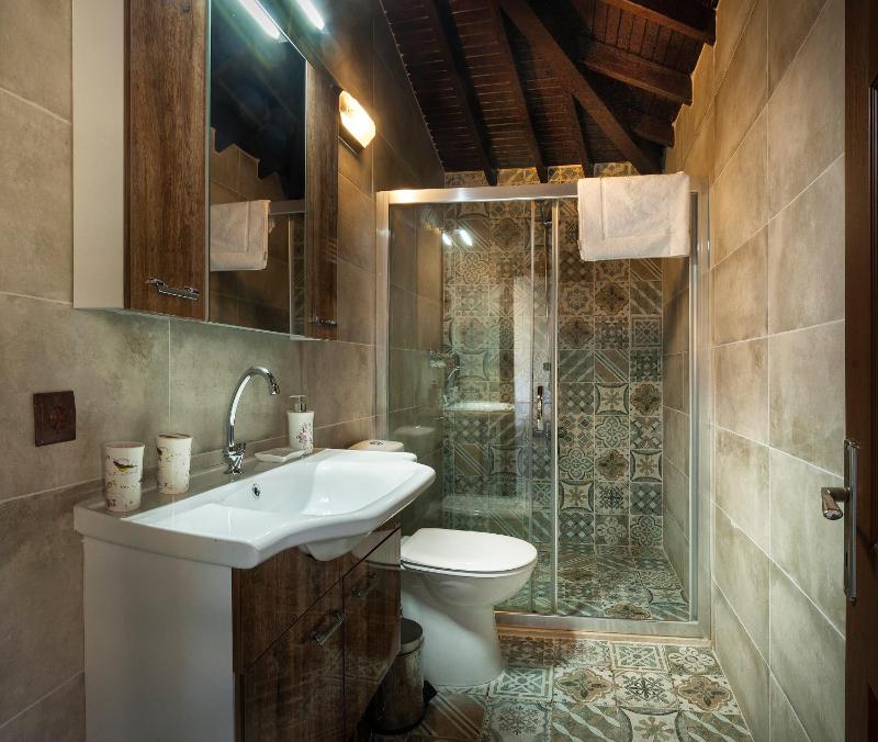 Deluxe Triple Room image 2