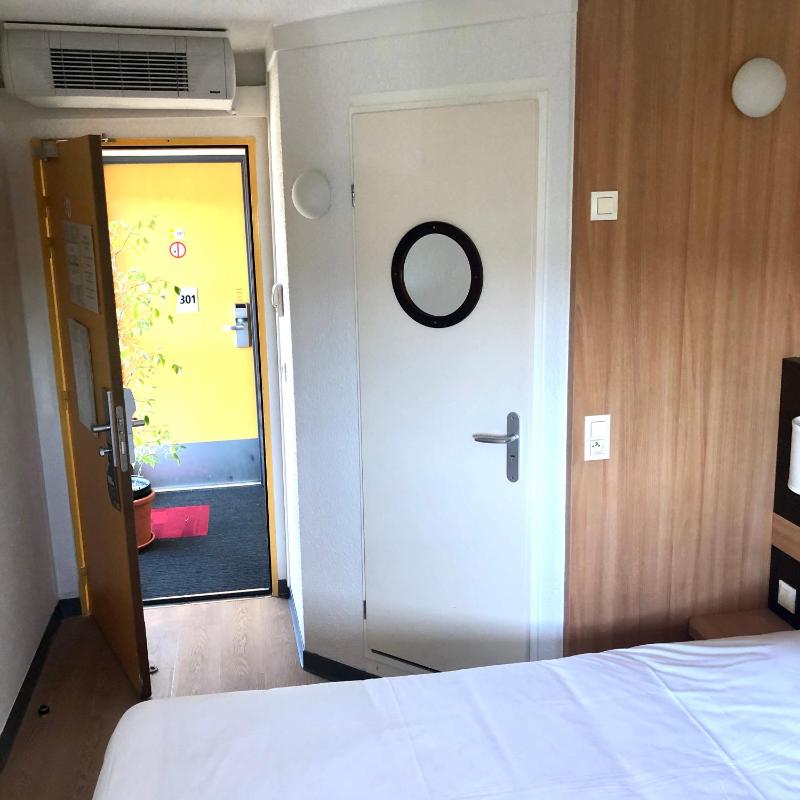 Double Room image 4