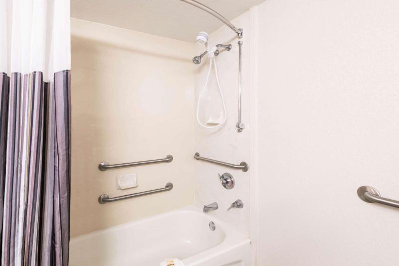 La Quinta Inn & Suites by Wyndham San Antonio Riverwalk - image 16