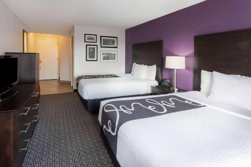 Double Room with Two Double Beds - Disability Access image 2