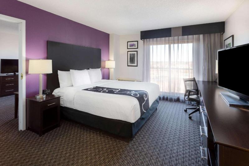 Deluxe King Room image 2
