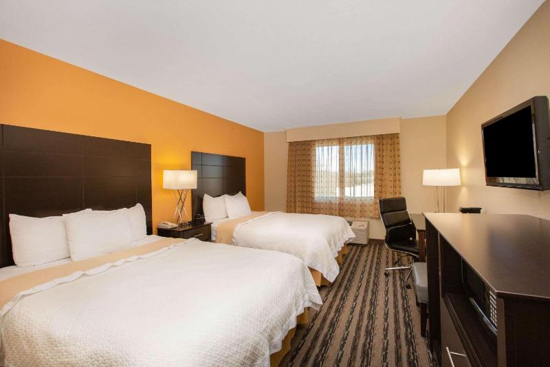 Queen Room with Two Queen Beds image 3