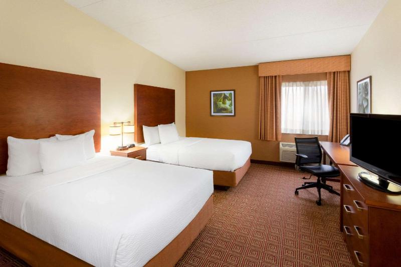 Deluxe Double Room with Two Double Beds image 2