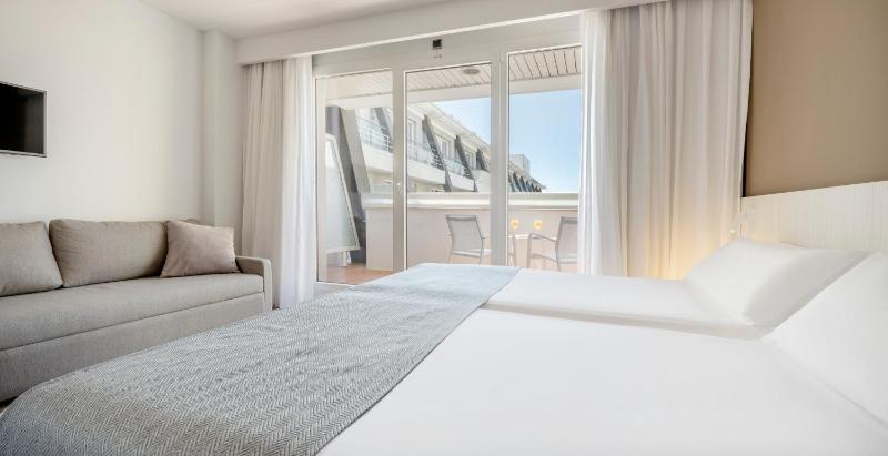 Standard Twin Room with Sea View image 4