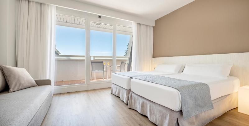 Standard Twin Room with Sea View image 3