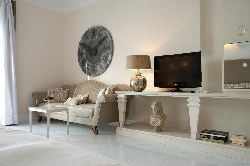 Bellevue Syrene - image 7