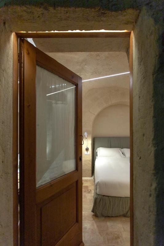 Standard Double Room image 4