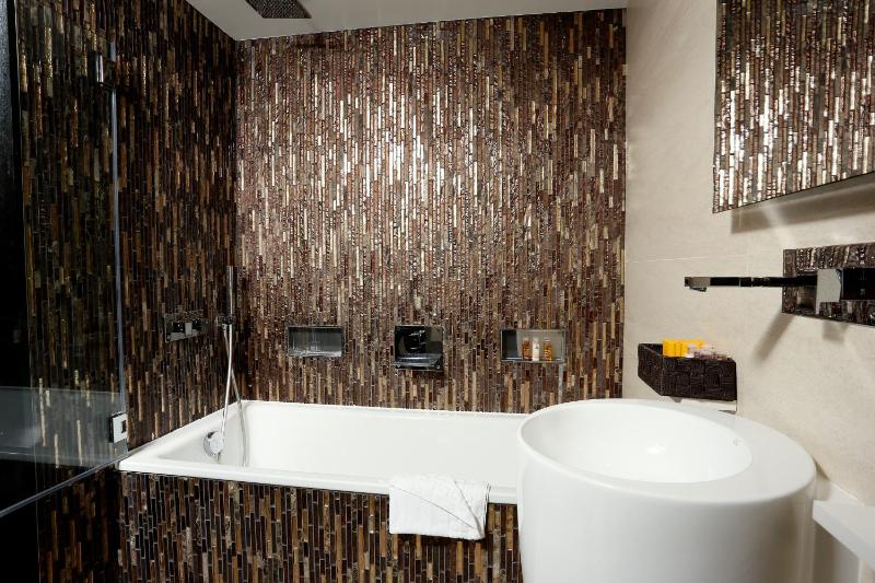 Deluxe Double or Twin Room image 4