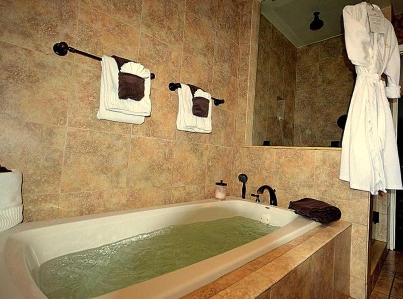 Double Room with Balcony (3 Adults) image 4