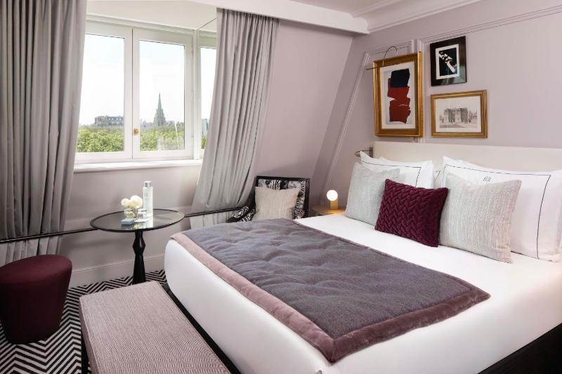 Boutique Room with Eiffel Tower View image 3