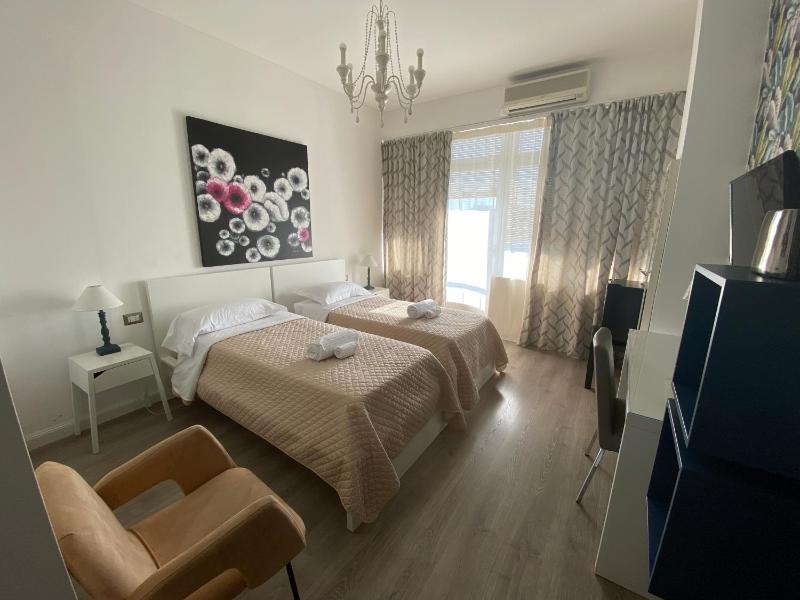 Twin Room with Balcony image 3