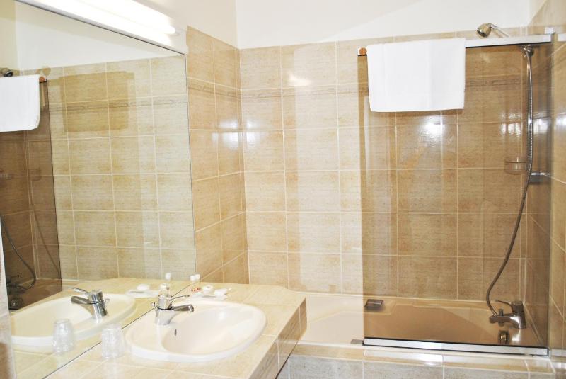 Deluxe Double Room with Courtyard View image 2