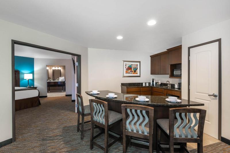 Executive King Suite - Non-Smoking image 4