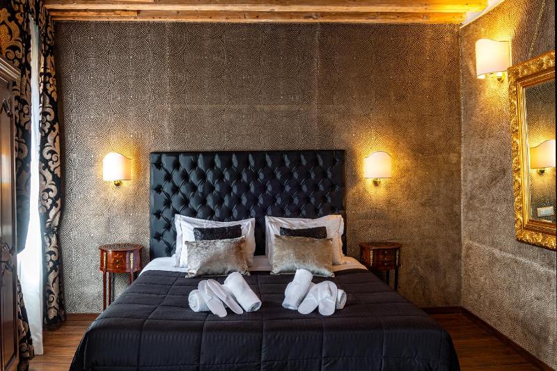 Classic Double Room with Canal View image 2