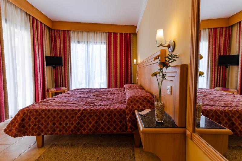 Double Room with Sea View image 2