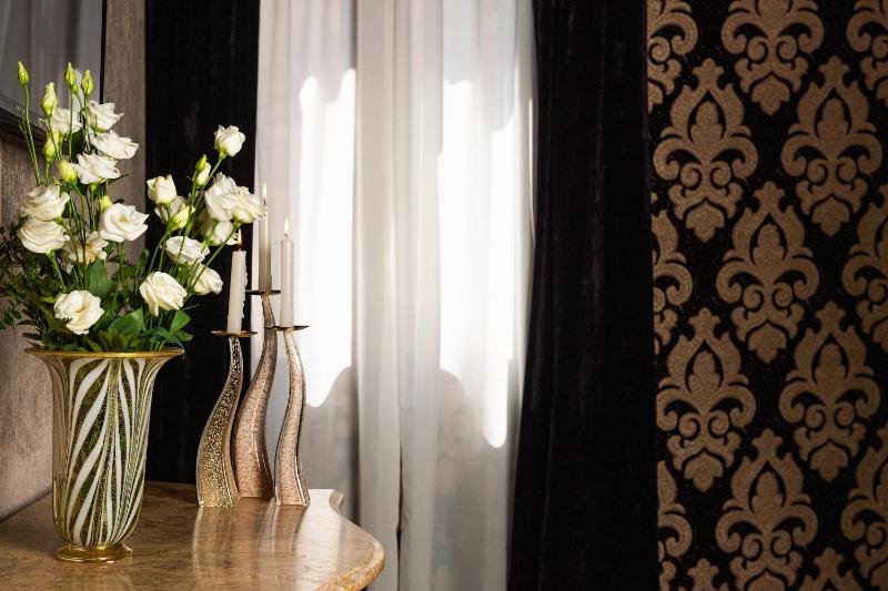 Superior Double Room with Canal View image 4