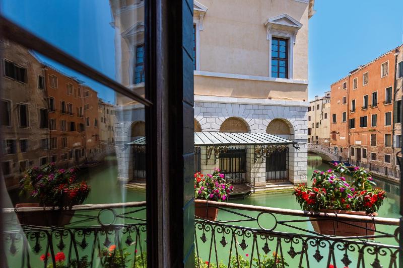 Superior Double Room with Balcony with Canal View image 1