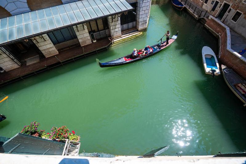 Superior Double Room with Canal View image 2