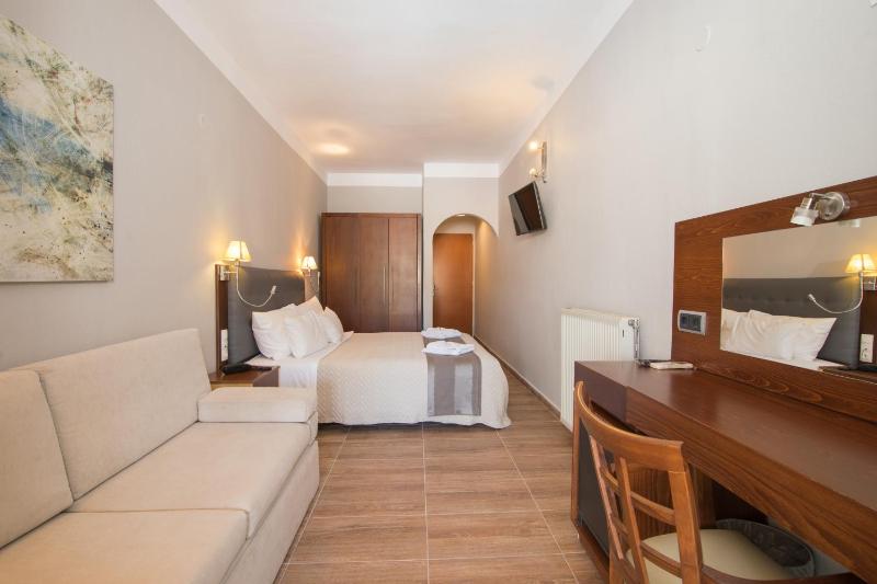 Junior Suite with Pool View image 1