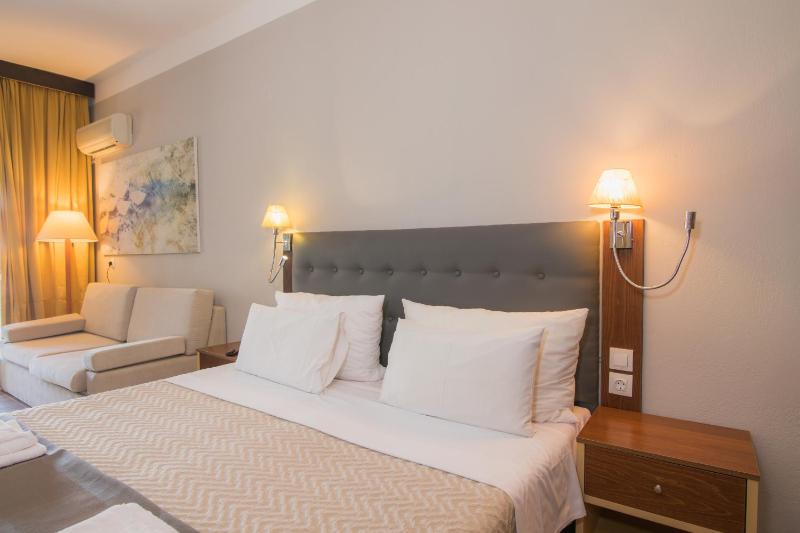 Junior Suite with Pool View image 3
