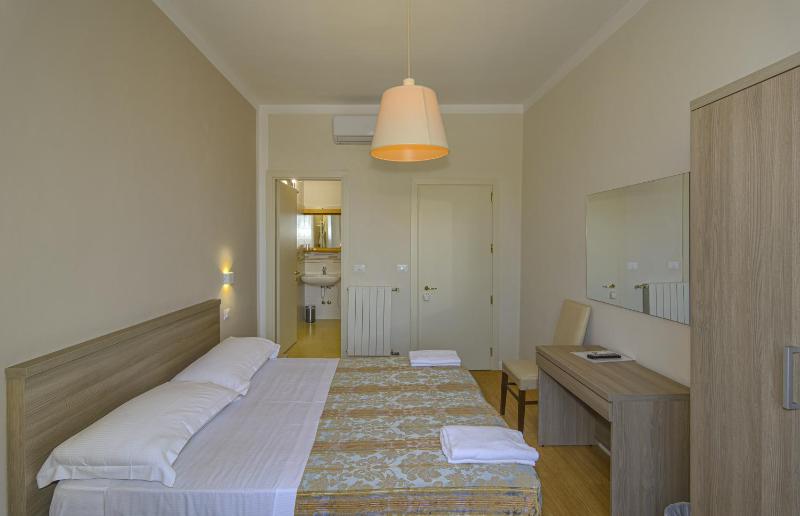 Double Room with Sea View image 3