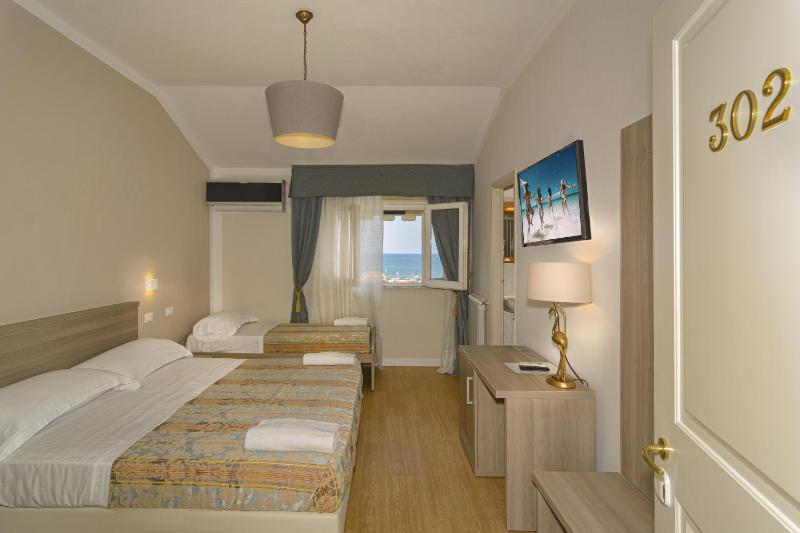 Triple Room with Sea View image 1