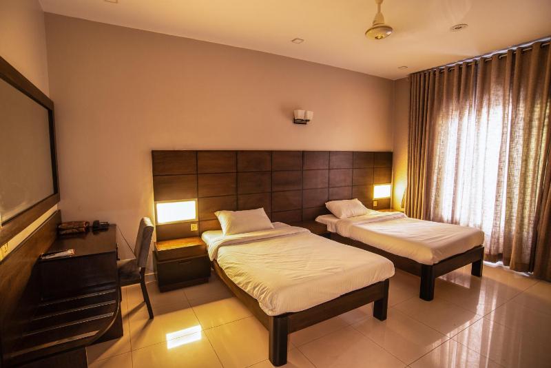 Deluxe Double Room with Extra Bed image 3