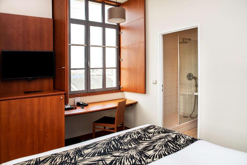 Standard Queen Room image 3
