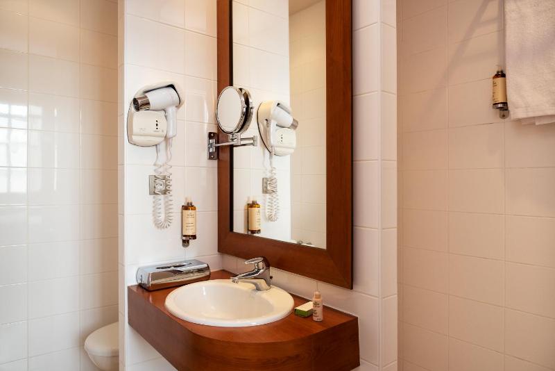 Standard Single Room image 3