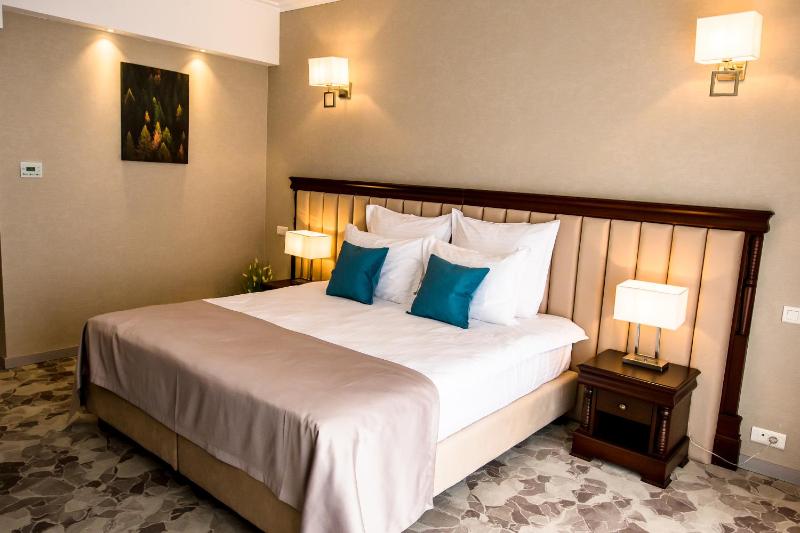 Deluxe Double Room image 2