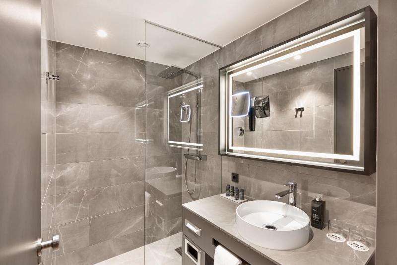 Business Room with access to Executive Lounge image 4