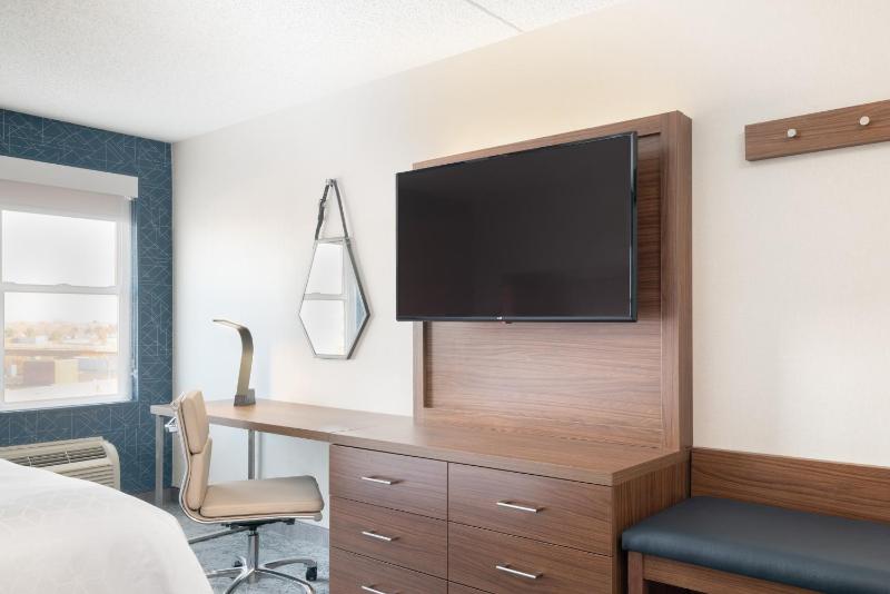 Standard Queen Room image 4